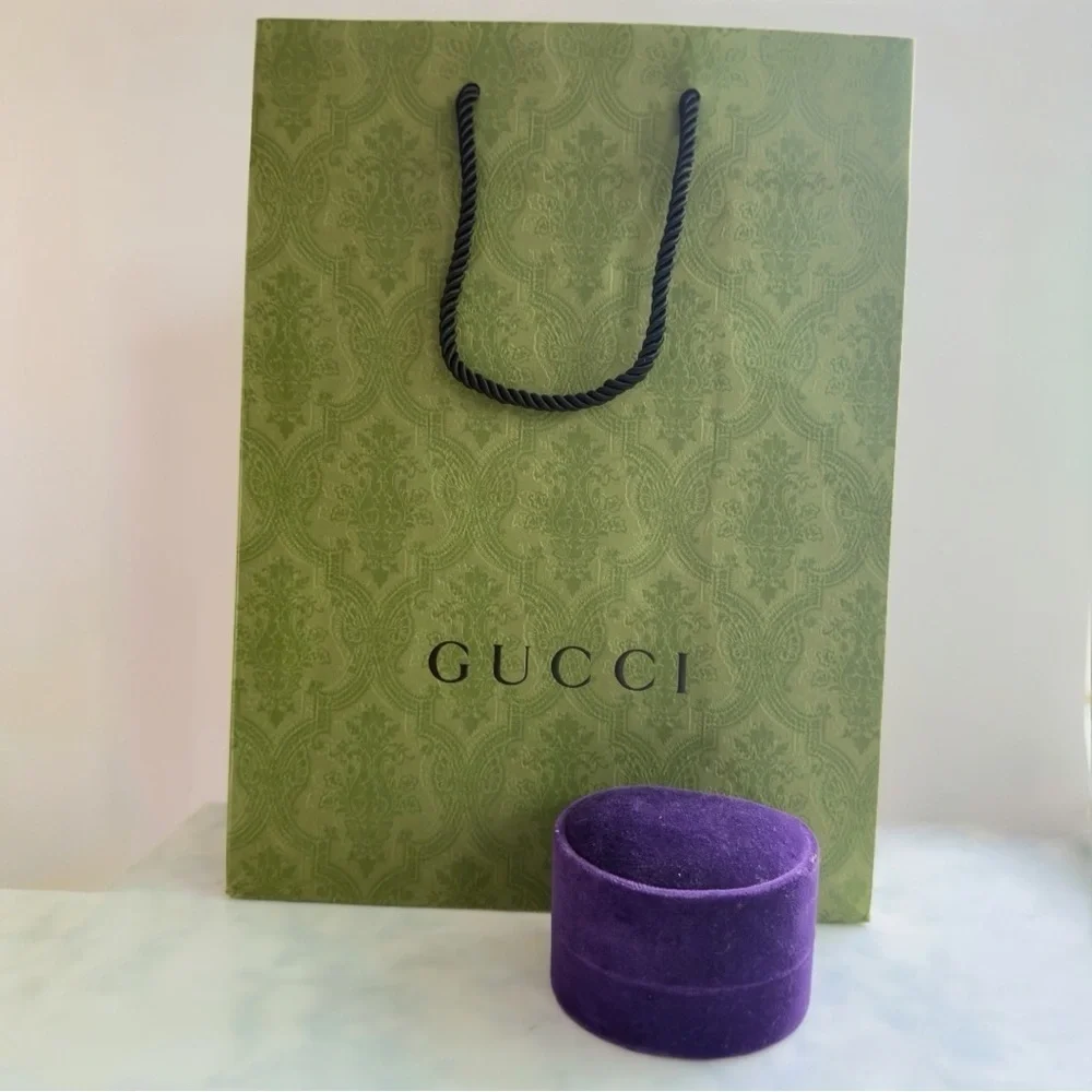 GUCCI Purple Velvet Clam Style Ring Jewelry Box Gucci Shopper Designer Gift Bag